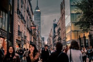 Artículo detallado sobre los 5 errores de inversión en México en 2025 y estrategias para evitarlos.